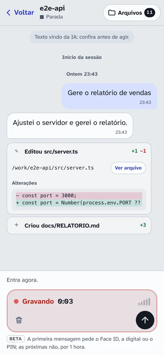 O celular gravando uma mensagem de voz, com o tempo, o nível do microfone, a lixeira para descartar e a seta de enviar