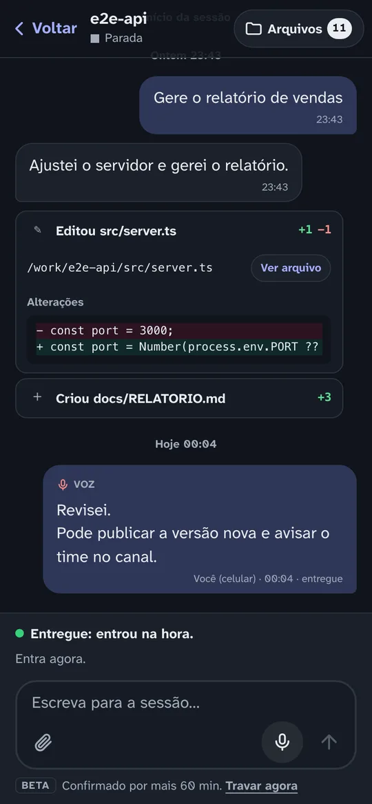 Uma conversa no celular: a IA editou src/server.ts e criou um relatório; uma mensagem de voz foi transcrita no computador e entregue à sessão, marcada com o selo Voz