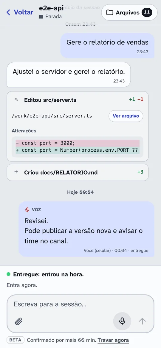 Uma conversa no celular: a IA editou src/server.ts e criou um relatório; uma mensagem de voz foi transcrita no computador e entregue à sessão, marcada com o selo Voz