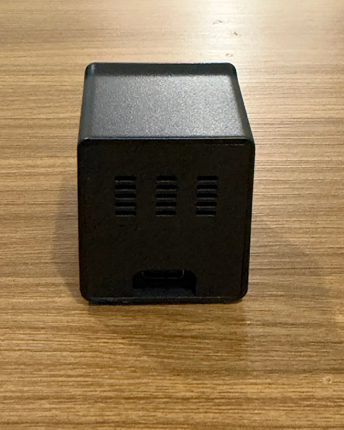 Traseira preta: ventilação e conexão USB-C.