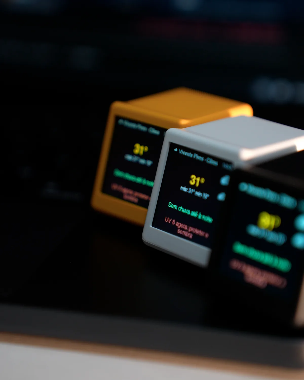 Los tres con la app del clima.