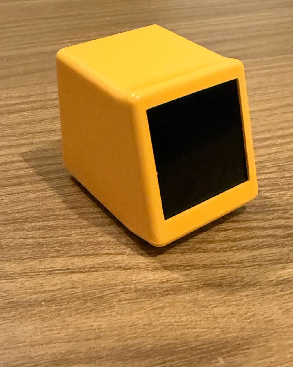Amarelo: frente, lateral e acabamento arredondado.