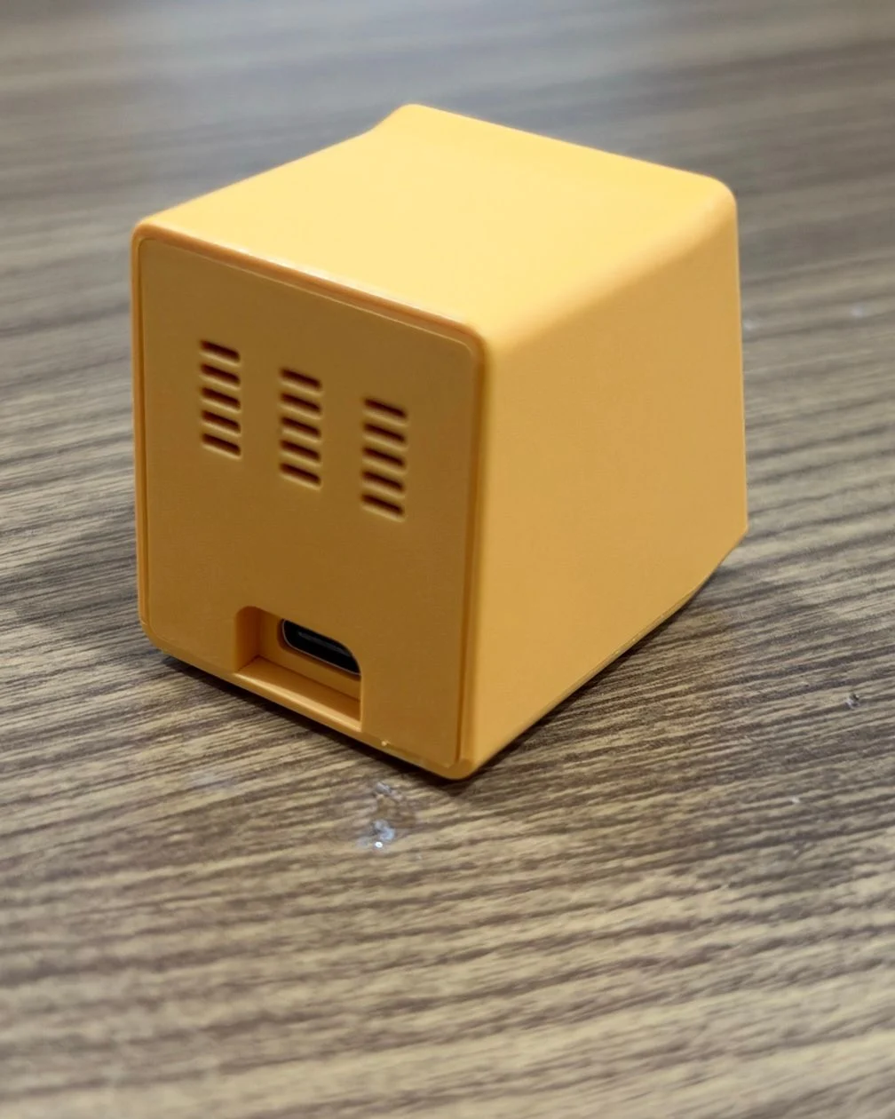 Amarelo visto por trás, em três quartos.