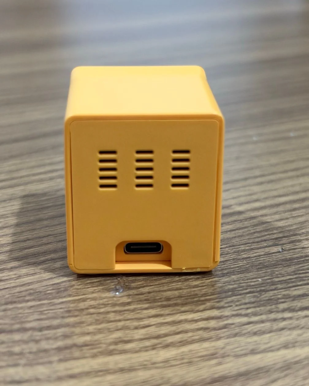 Traseira amarela: ventilação e conexão USB-C.