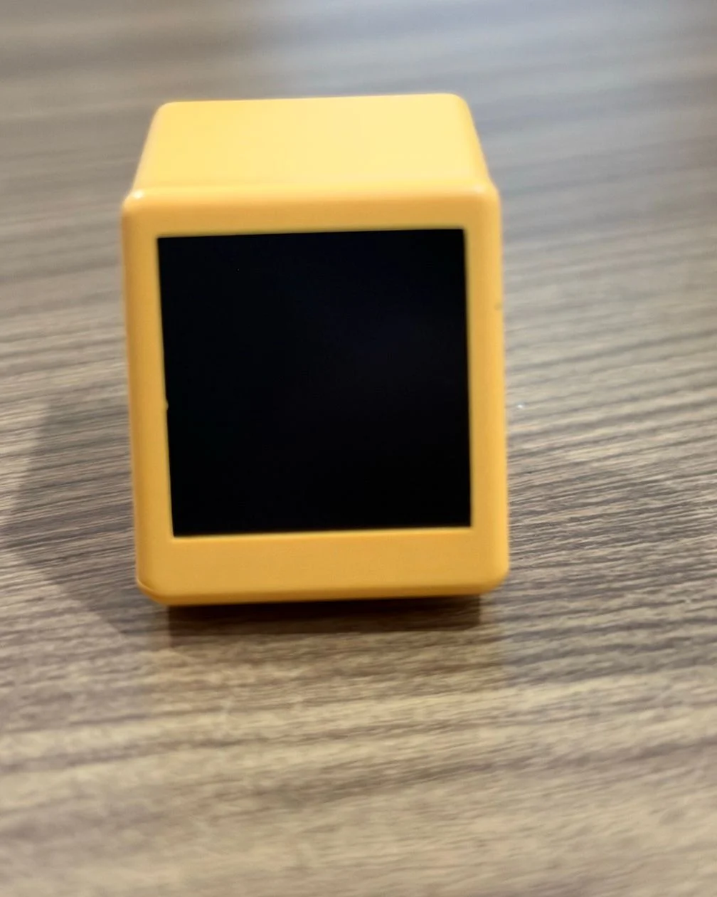 Amarelo visto de frente, com a tela apagada.