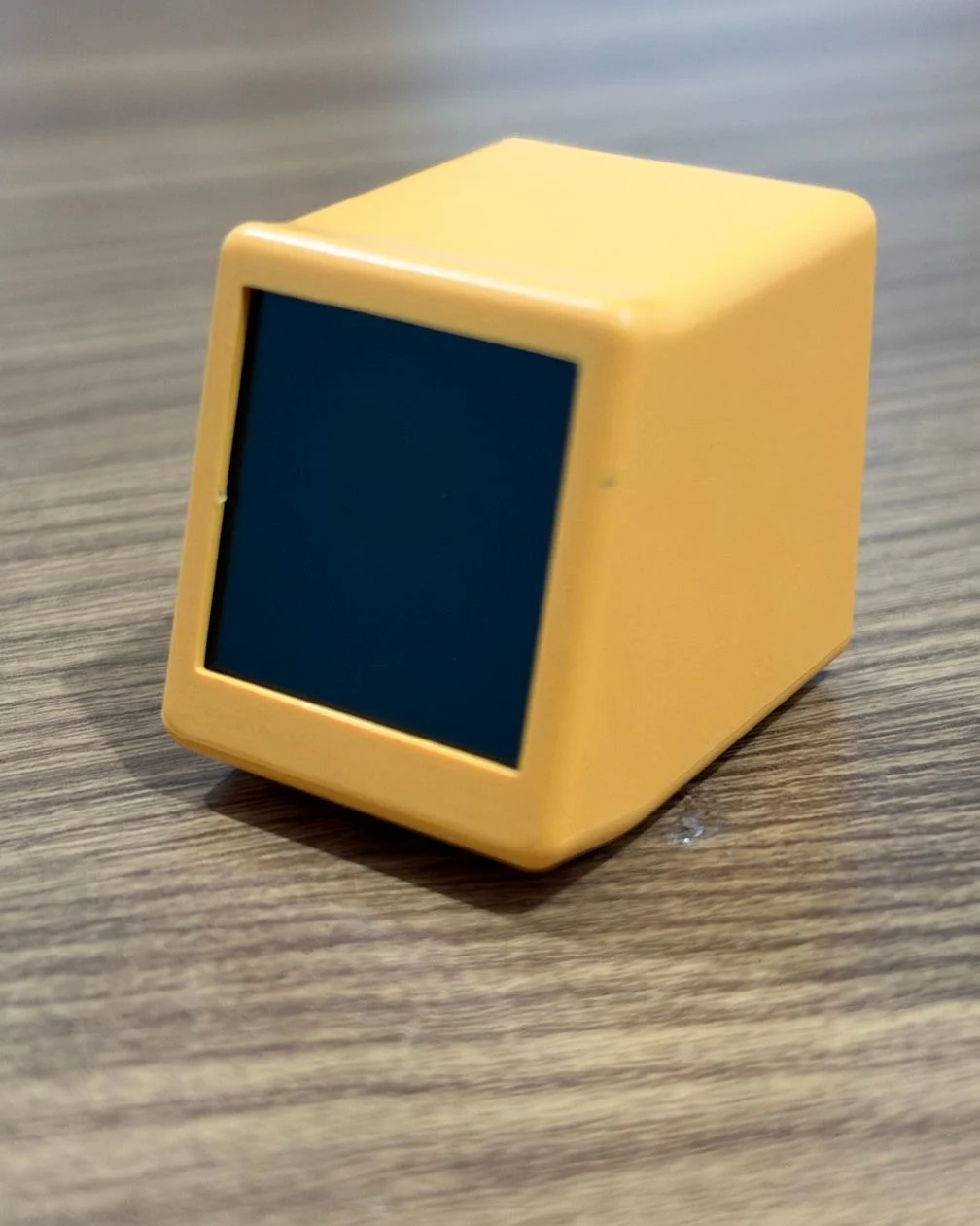 Outro ângulo do amarelo e das curvas do gabinete.