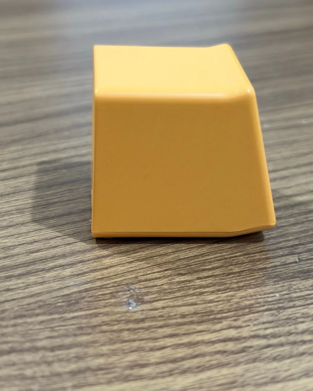 Amarelo de lado: traseira reta e frente inclinada.